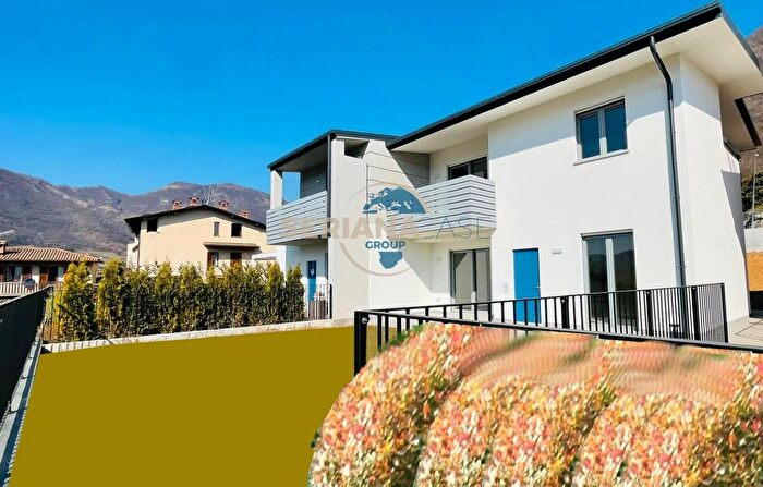 Casa quadrilocale in vendita in Via Perola, Albino