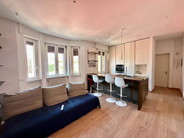 Appartamento trilocale in affitto in Via Altaguardia, Porta Romana Medaglie d'Oro, Milano