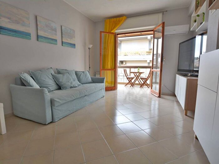 Appartamento trilocale in affitto in Via Libeccio, Quartiere del Sole, Cagliari