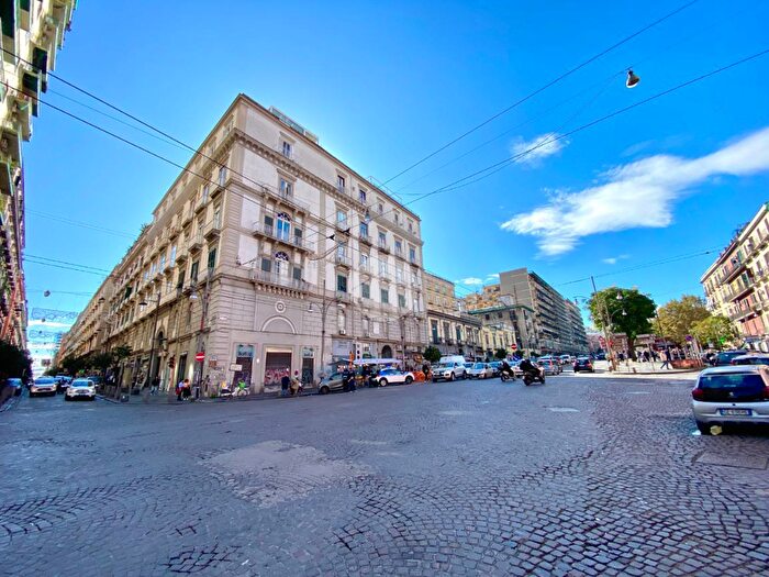 Appartamento trilocale in vendita in Via Foria, Napoli