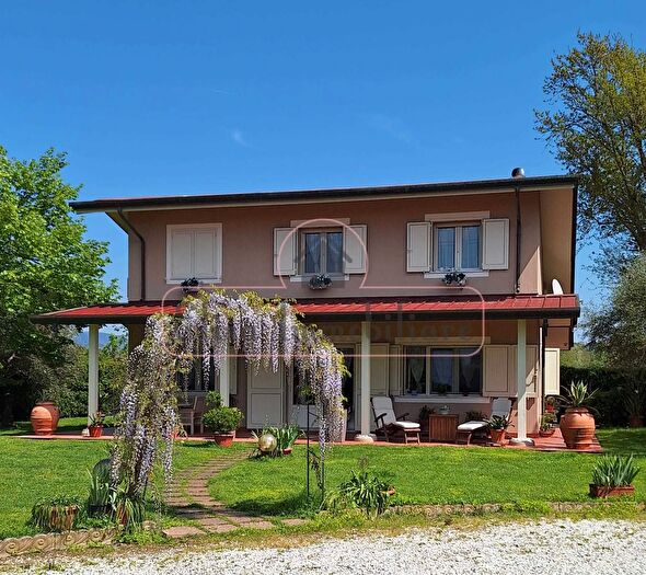 Casa con 5 locali in vendita in Viareggio