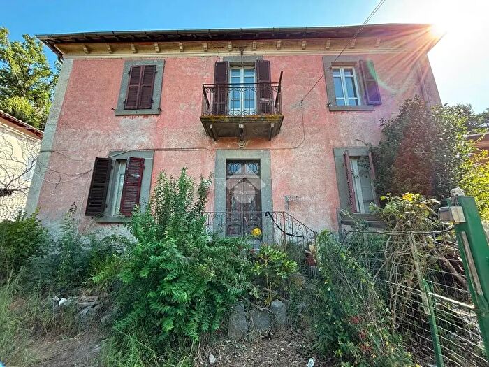 Casa quadrilocale in vendita in Piazza Donna Olimpia, Viterbo