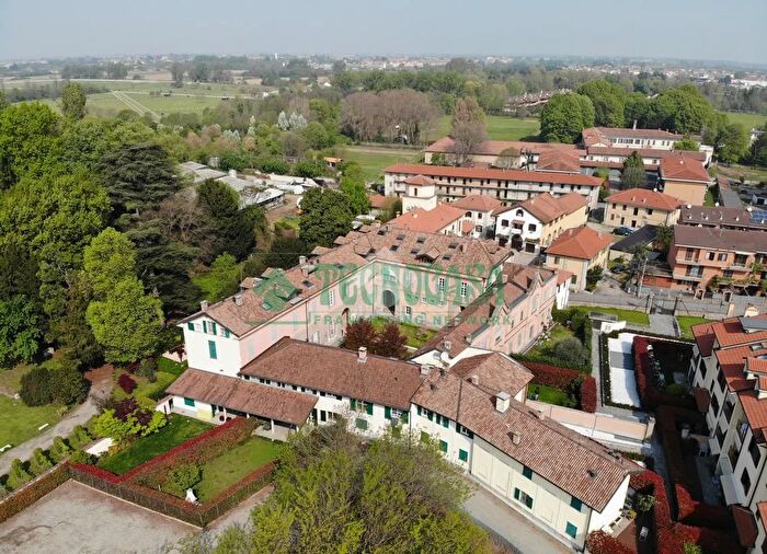 Appartamento con 5 locali in vendita in Appartamento Via Don Villa, Bareggio