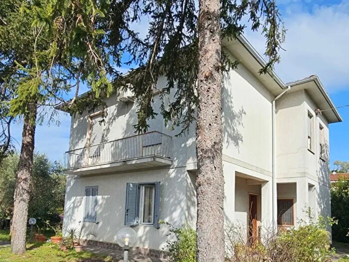 Casa con 7 locali in vendita in Massarosa