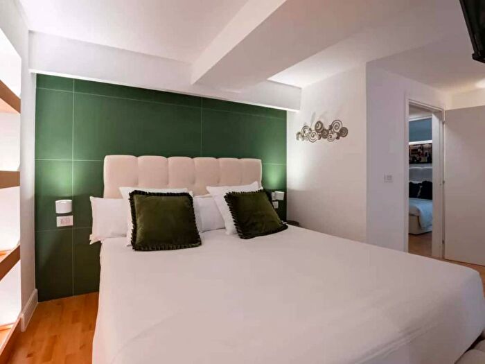 Appartamento trilocale in affitto in Via Scaldasole, Ticinese, Milano