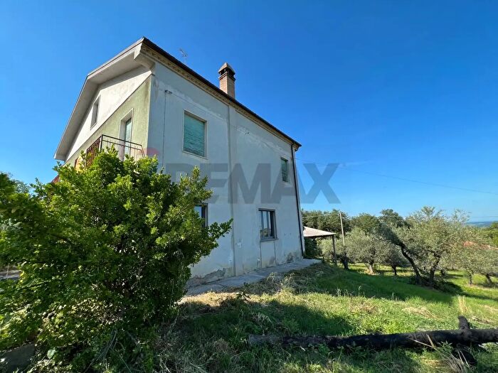 Casa con 8 locali in vendita in Bucchianico