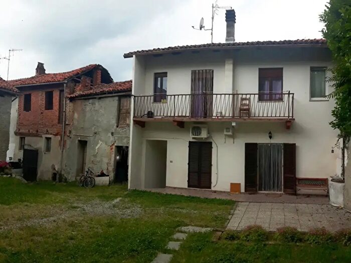 Casa con 7 locali in vendita in Via Cesare Battisti, Mercenasco