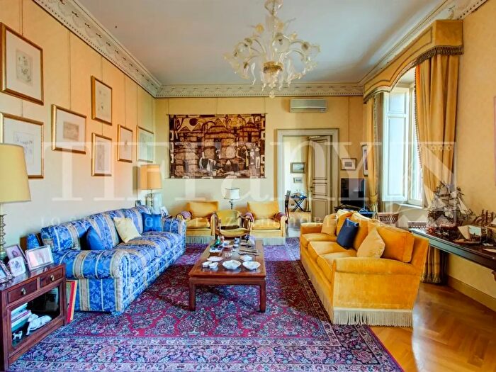 Appartamento con 6 locali in vendita in Viale Regina Margherita, Roma