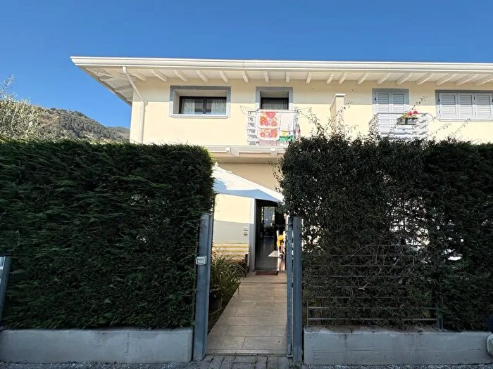 Casa quadrilocale in vendita in Massa