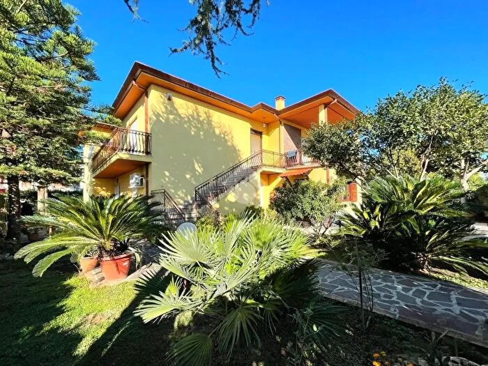 Casa con 8 locali in vendita in Via Toscana, Cisterna Di Latina