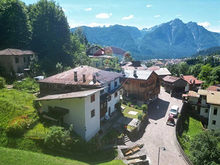 Casa con 10 locali in vendita in Via Rizzios, Calalzo Di Cadore