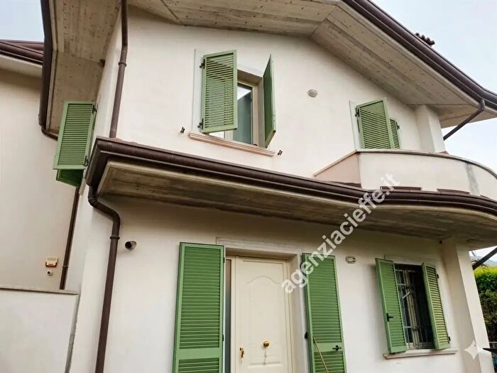 Casa con 5 locali in vendita in Massa