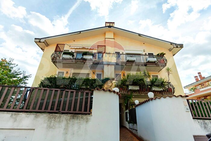 Appartamento trilocale in vendita in Via Vittorio Marimpietri, Roma