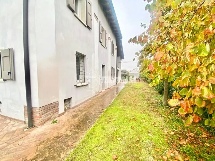 Appartamento con 5 locali in vendita in Strada Montecatini, Modena