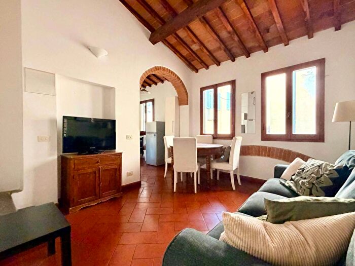 Appartamento trilocale in affitto in Via del Moro, Santa Maria Novella, Firenze