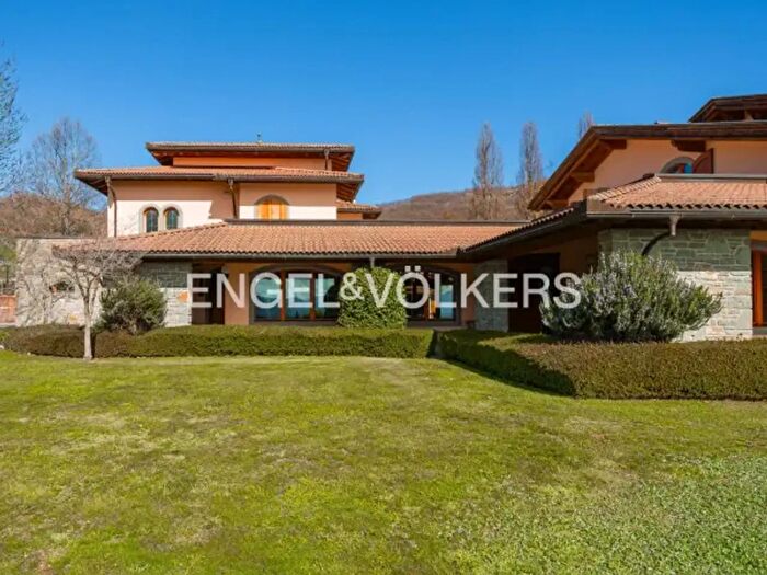 Casa con 6 locali in vendita in Via Gabba, Lizzano In Belvedere