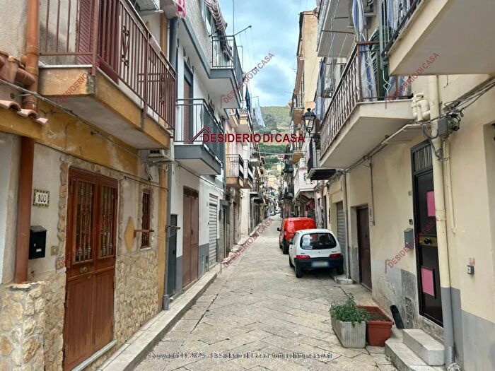 Appartamento bilocale in vendita in Via Carmine Monreale Pa Italia, Monreale