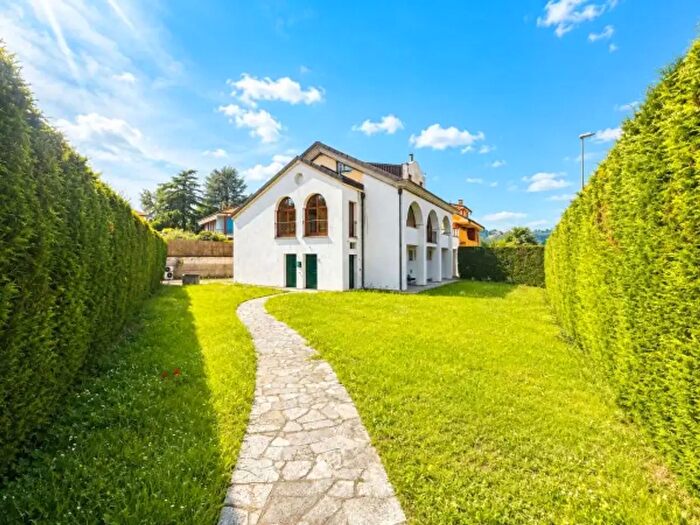 Casa con 6 locali in vendita in Via Monsignor Giuseppe Marello, Canelli