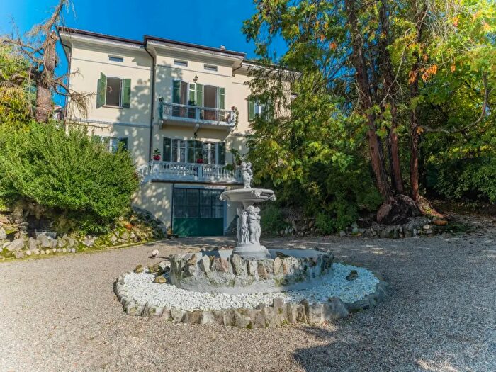 Casa con 11 locali in vendita in Castelletto Sopra Ticino