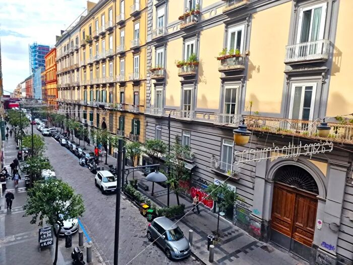 Appartamento con 6 locali in vendita in Via Duomo, Napoli