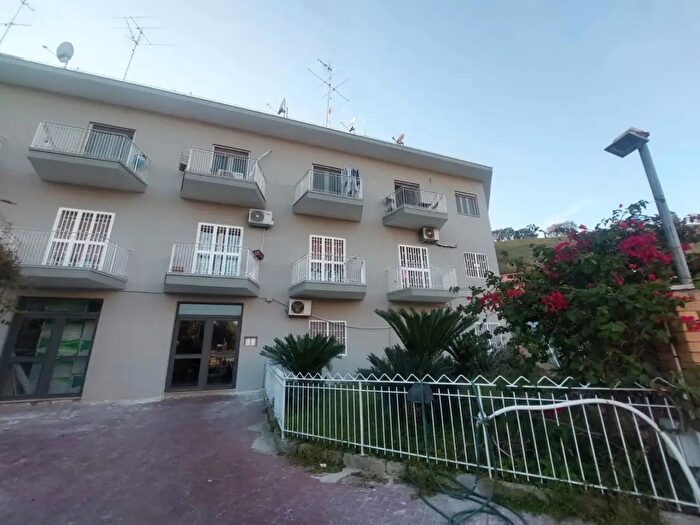 Appartamento quadrilocale in vendita in Via Terracina, Napoli