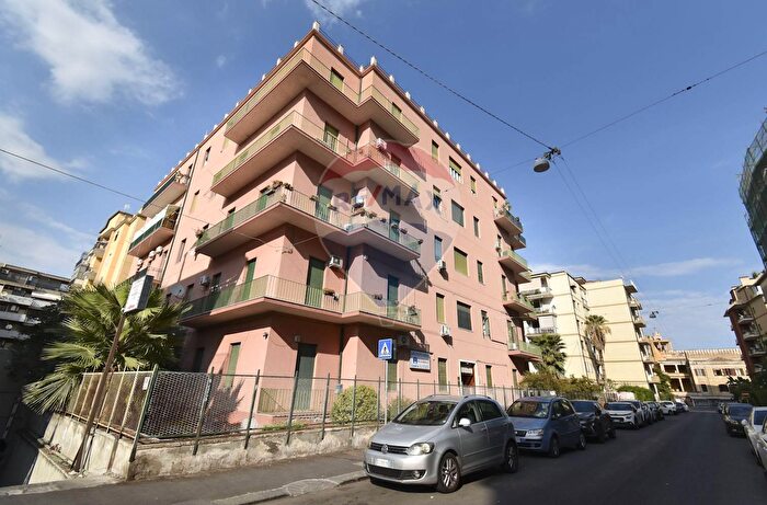 Appartamento con 12 locali in vendita in Via Eleonora dAngiò, Catania