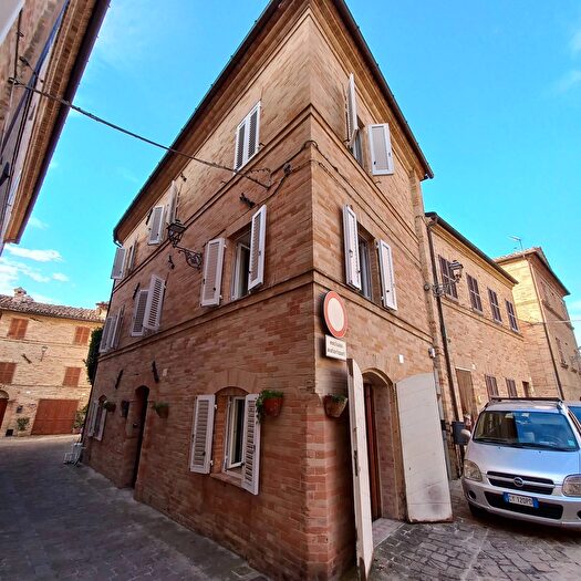 Casa con 8 locali in vendita in Piazza della Vittoria, Monte Vidon Corrado