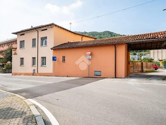 Casa con 6 locali in vendita in Via Stoppani, Garlate