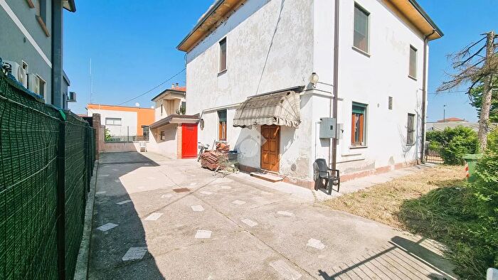 Casa con 6 locali in vendita in Via Cisa, Borgo Virgilio