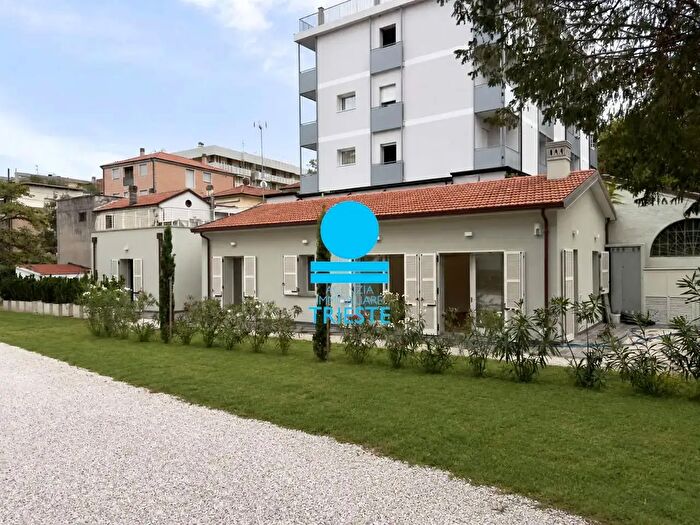 Casa con 6 locali in vendita in Pesaro