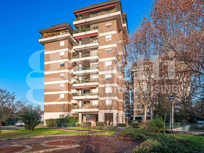 Appartamento con 7 locali in vendita in Via Feltre, Milano