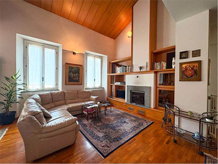 Appartamento con 6 locali in affitto in Via Alberto De Simoni, Centro, Sondrio