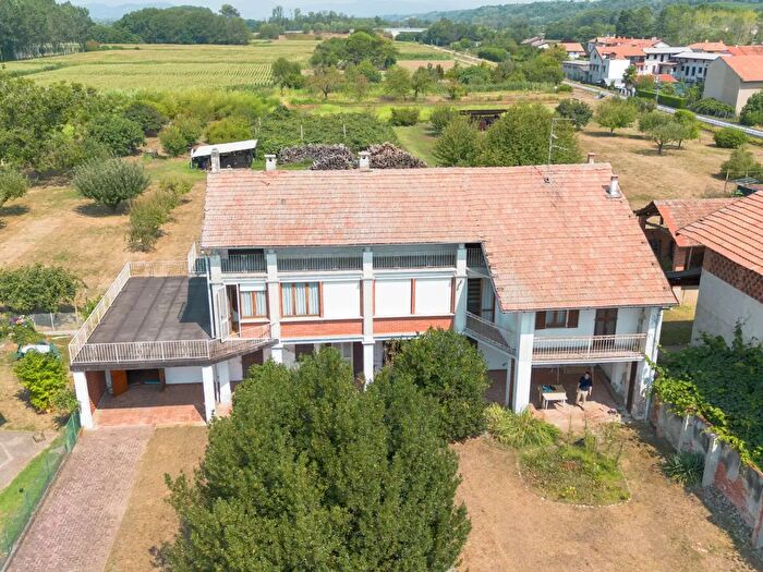 Casa con 10 locali in vendita in Via Dante, Fara Novarese