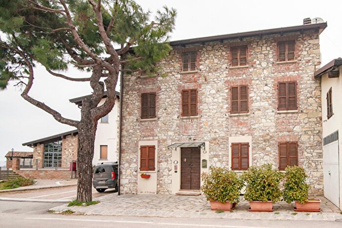 Casa con 12 locali in vendita in Circonvallazione, Golferenzo