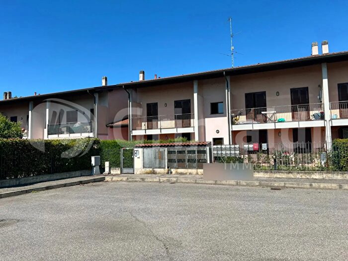 Appartamento trilocale in vendita in Via Peschiera, Roncaro