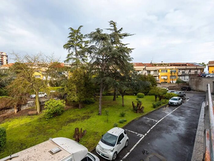 Appartamento con 6 locali in vendita in Via Generale di San Marzano, Catania