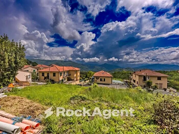 Casa trilocale in vendita in Via Oneto, San Colombano Certenoli