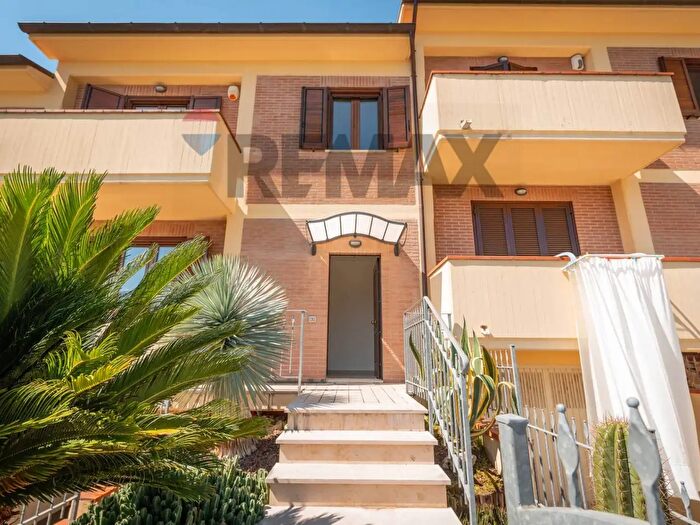 Casa con 10 locali in vendita in Via Fratelli Cervi, Castelplanio