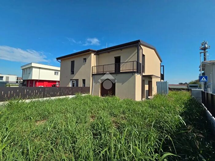 Casa con 6 locali in vendita in Via Giorgio Almirante, San Giovanni Lupatoto