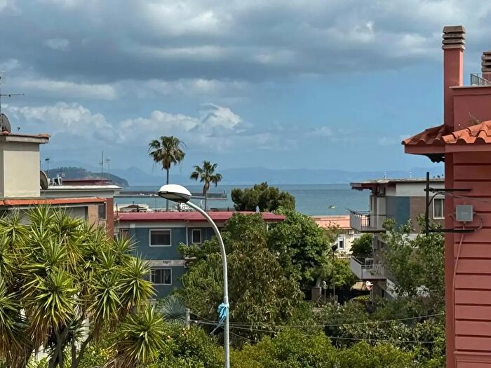Appartamento trilocale in vendita in Via Miliscola, Pozzuoli