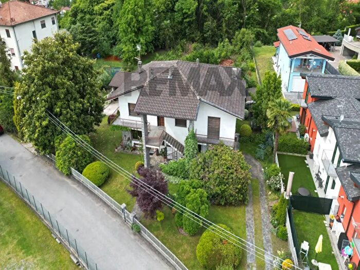 Appartamento quadrilocale in vendita in Via Stradola, Cambiasca
