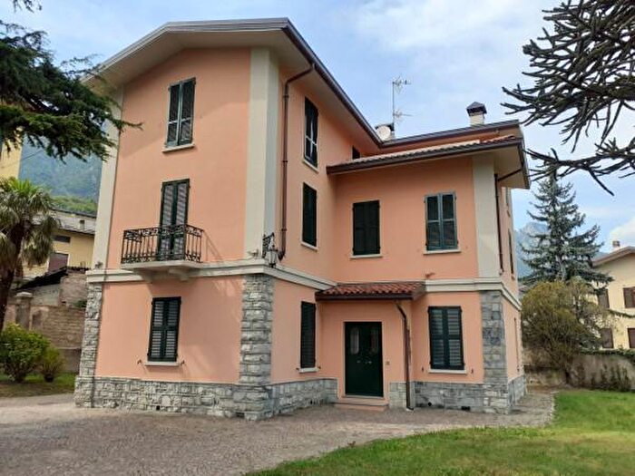 Casa con 6 locali in vendita in Via alla Santa, Civate