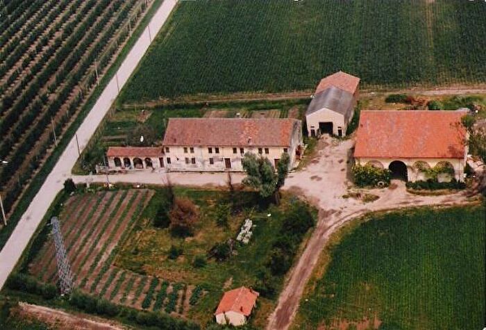 Casa con 6 locali in vendita in Stienta