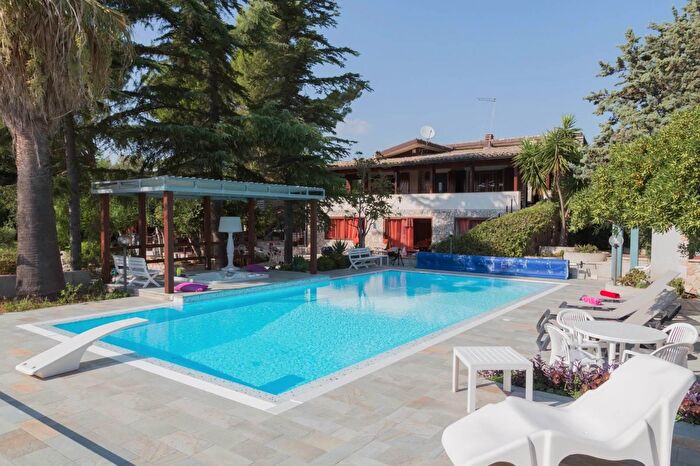 Casa con 9 locali in vendita in Chiaramonte Gulfi