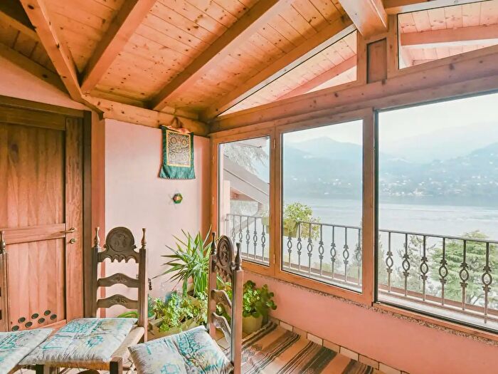 Casa con 14 locali in vendita in Carate Urio