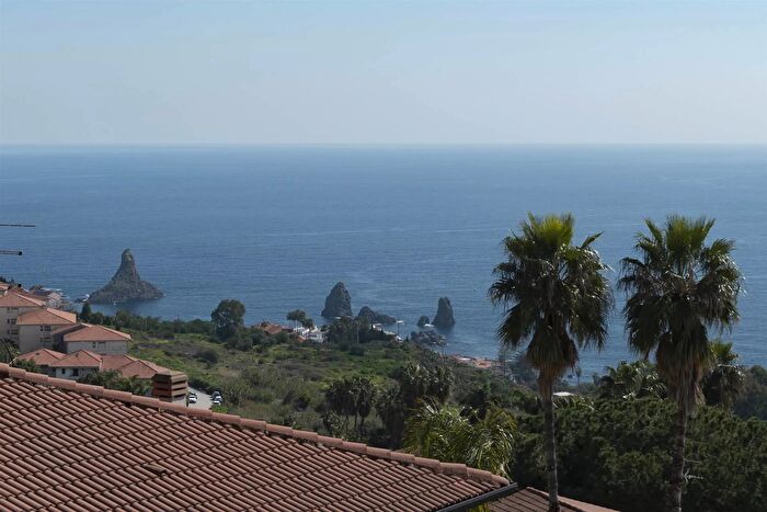 Casa con 7 locali in vendita in Aci Castello