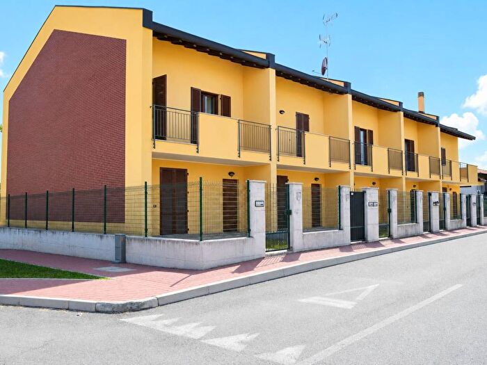 Appartamento trilocale in affitto in Piazza Risorgimento, Centro, Varallo Pombia