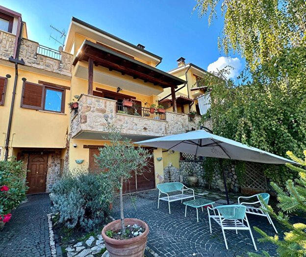 Casa con 5 locali in vendita in Via Vascarella, LAquila