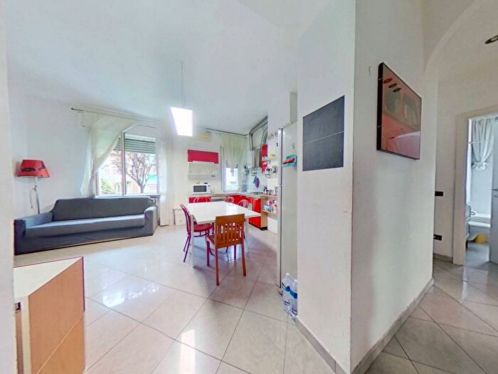 Appartamento trilocale in affitto in via Guicciardi, Dergano, Milano