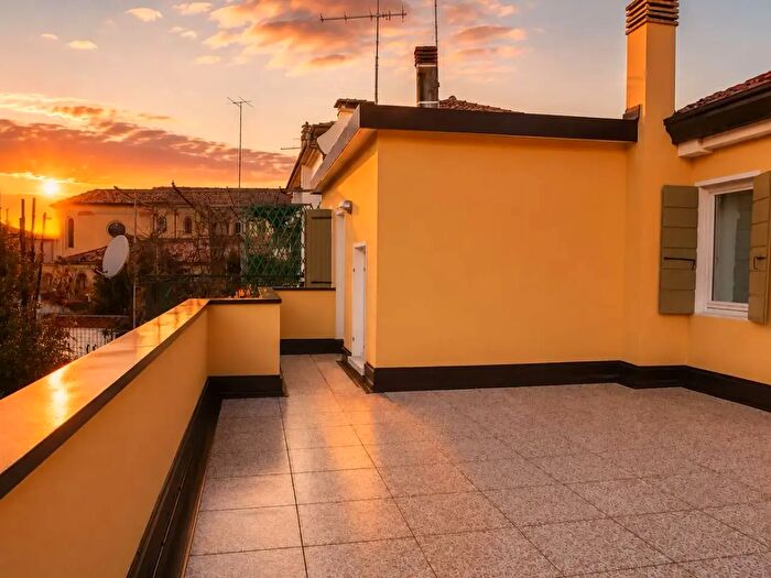Casa con 10 locali in vendita in Piazza Vittorio Emanuele, Noventa Di Piave
